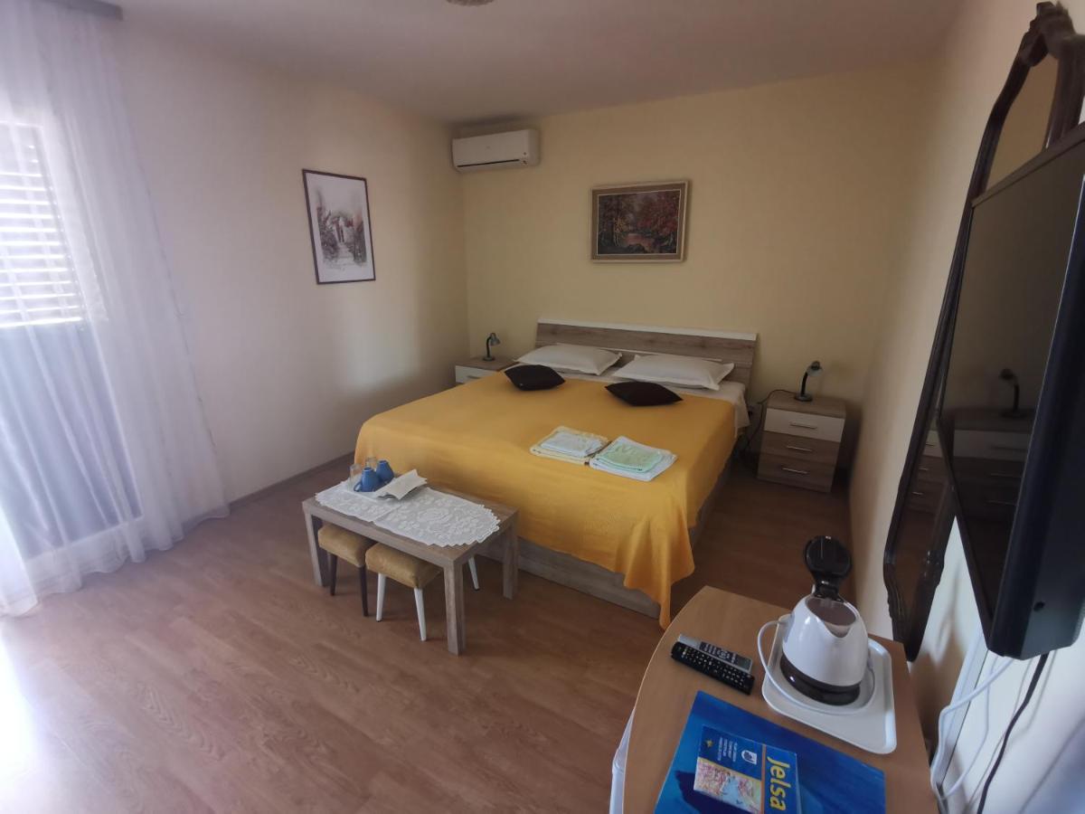 Guest House Jelsa Йелса Екстериор снимка